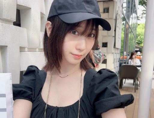 伊织萌穿着浅绿色比基尼登上杂志封面