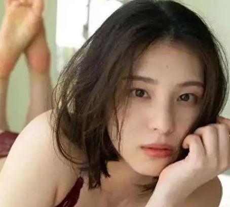 相乐伊织以知性美女的形象大胆且性感地展现自我
