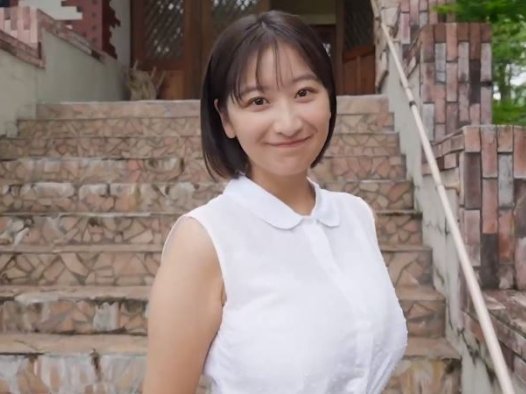 榎原依那穿着大胆引人注目的服装登上封面